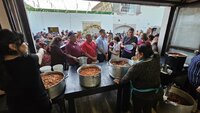 Y San Judas lo volvió a hacer. En la calle Ramírez ocurrió el milagro de la multiplicación de la comida. Esperaban a 700 personas para el Rosario y la Reliquia, pero llegó mucha, mucha más gente de lo planeado.