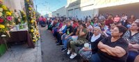 Y San Judas lo volvió a hacer. En la calle Ramírez ocurrió el milagro de la multiplicación de la comida. Esperaban a 700 personas para el Rosario y la Reliquia, pero llegó mucha, mucha más gente de lo planeado.