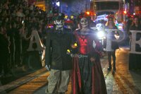 La avenida 20 de Noviembre se transformó en un vibrante escenario lleno de vida, color y tradición con la celebración del Día de Muertos