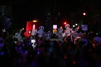 La avenida 20 de Noviembre se transformó en un vibrante escenario lleno de vida, color y tradición con la celebración del Día de Muertos