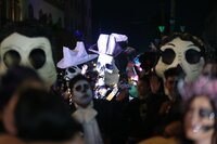 La avenida 20 de Noviembre se transformó en un vibrante escenario lleno de vida, color y tradición con la celebración del Día de Muertos