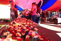 Decenas de duranguenses se dieron cita al Panteón de Oriente para visitar a sus seres queridos por el Día de Muertos.