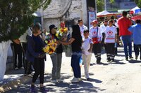 Decenas de duranguenses se dieron cita al Panteón de Oriente para visitar a sus seres queridos por el Día de Muertos.