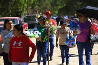 Decenas de duranguenses se dieron cita al Panteón de Oriente para visitar a sus seres queridos por el Día de Muertos.