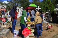 Decenas de duranguenses se dieron cita al Panteón de Oriente para visitar a sus seres queridos por el Día de Muertos.