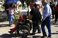 Decenas de duranguenses se dieron cita al Panteón de Oriente para visitar a sus seres queridos por el Día de Muertos.