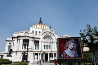 El Palacio de Bellas Artes se vistió de gala para rendir homenaje a Silvia Pinal, una de las máximas figuras del cine mexicano y una de las últimas representantes del Cine de Oro.