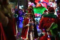 Cientos de duranguenses se reunieron en el Centro de la ciudad para apreciar el desfile navideño.