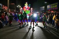 Cientos de duranguenses se reunieron en el Centro de la ciudad para apreciar el desfile navideño.