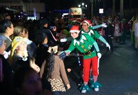 Cientos de duranguenses se reunieron en el Centro de la ciudad para apreciar el desfile navideño.