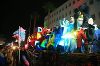 Cientos de duranguenses se reunieron en el Centro de la ciudad para apreciar el desfile navideño.