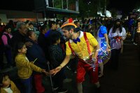 Cientos de duranguenses se reunieron en el Centro de la ciudad para apreciar el desfile navideño.