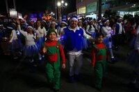 Cientos de duranguenses se reunieron en el Centro de la ciudad para apreciar el desfile navideño.