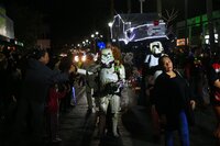 Cientos de duranguenses se reunieron en el Centro de la ciudad para apreciar el desfile navideño.