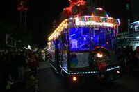 Cientos de duranguenses se reunieron en el Centro de la ciudad para apreciar el desfile navideño.