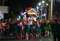 Cientos de duranguenses se reunieron en el Centro de la ciudad para apreciar el desfile navideño.