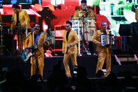 Duranguenses bailan al ritmo de Los Ángeles Azules.