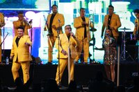 Duranguenses bailan al ritmo de Los Ángeles Azules.