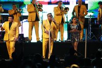 Duranguenses bailan al ritmo de Los Ángeles Azules.