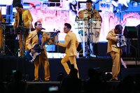 Duranguenses bailan al ritmo de Los Ángeles Azules.