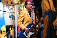 Duranguenses bailan al ritmo de Los Ángeles Azules.