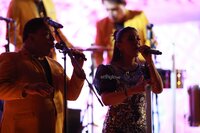 Duranguenses bailan al ritmo de Los Ángeles Azules.