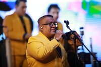 Duranguenses bailan al ritmo de Los Ángeles Azules.