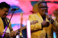 Duranguenses bailan al ritmo de Los Ángeles Azules.