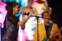 Duranguenses bailan al ritmo de Los Ángeles Azules.