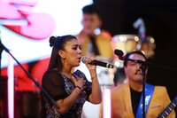 Duranguenses bailan al ritmo de Los Ángeles Azules.