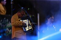 Duranguenses bailan al ritmo de Los Ángeles Azules.