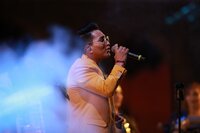 Duranguenses bailan al ritmo de Los Ángeles Azules.