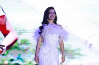 La acompañarán Alexandra Reyes y Korayma Díaz, ambas de Poanas, como princesa real y princesa, en los eventos conmemorativos del 462 aniversario de la fundación de la ciudad de Durango.