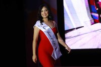 La acompañarán Alexandra Reyes y Korayma Díaz, ambas de Poanas, como princesa real y princesa, en los eventos conmemorativos del 462 aniversario de la fundación de la ciudad de Durango.