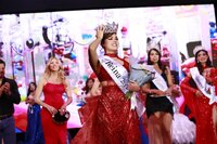 La acompañarán Alexandra Reyes y Korayma Díaz, ambas de Poanas, como princesa real y princesa, en los eventos conmemorativos del 462 aniversario de la fundación de la ciudad de Durango.