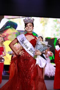 La acompañarán Alexandra Reyes y Korayma Díaz, ambas de Poanas, como princesa real y princesa, en los eventos conmemorativos del 462 aniversario de la fundación de la ciudad de Durango.