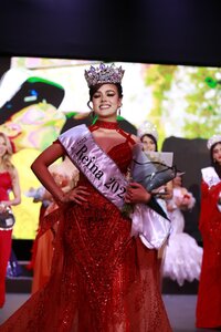 La acompañarán Alexandra Reyes y Korayma Díaz, ambas de Poanas, como princesa real y princesa, en los eventos conmemorativos del 462 aniversario de la fundación de la ciudad de Durango.