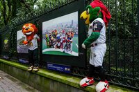 Mascotas de la LMB visitaron fotogalería con motivo del Centenario del circuito veraniego