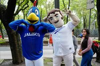 Mascotas de la LMB visitaron fotogalería con motivo del Centenario del circuito veraniego