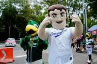 Mascotas de la LMB visitaron fotogalería con motivo del Centenario del circuito veraniego