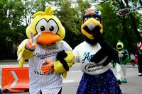 Mascotas de la LMB visitaron fotogalería con motivo del Centenario del circuito veraniego