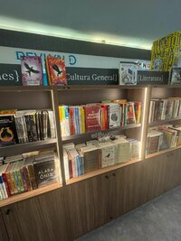 El espacio que ocupa la librería ya despierta la atención de lectores y curiosos que pasan por el centro comercial.