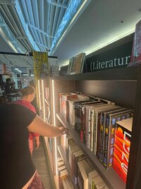 El espacio que ocupa la librería ya despierta la atención de lectores y curiosos que pasan por el centro comercial.