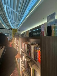 El espacio que ocupa la librería ya despierta la atención de lectores y curiosos que pasan por el centro comercial.