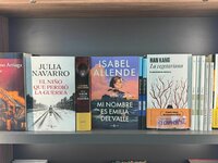 El espacio que ocupa la librería ya despierta la atención de lectores y curiosos que pasan por el centro comercial.