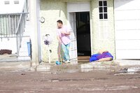 Realizan labores de limpieza en el fraccionamiento San Ángel, luego de las inundaciones por las fuertes lluvias registradas la tarde-noche de este sábado 6 de septiembre.