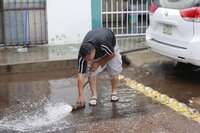 Realizan labores de limpieza en el fraccionamiento San Ángel, luego de las inundaciones por las fuertes lluvias registradas la tarde-noche de este sábado 6 de septiembre.