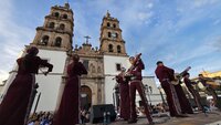 Durango se vistió de fiesta con el tradicional desfile de la XXI edición del Festival del Mariachi, su Charrería y Danza, que recorrió la avenida 20 de Noviembre y llenó de música, color y alegría el corazón de la ciudad.