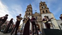 Durango se vistió de fiesta con el tradicional desfile de la XXI edición del Festival del Mariachi, su Charrería y Danza, que recorrió la avenida 20 de Noviembre y llenó de música, color y alegría el corazón de la ciudad.