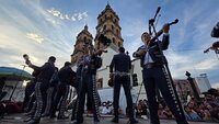 Durango se vistió de fiesta con el tradicional desfile de la XXI edición del Festival del Mariachi, su Charrería y Danza, que recorrió la avenida 20 de Noviembre y llenó de música, color y alegría el corazón de la ciudad.